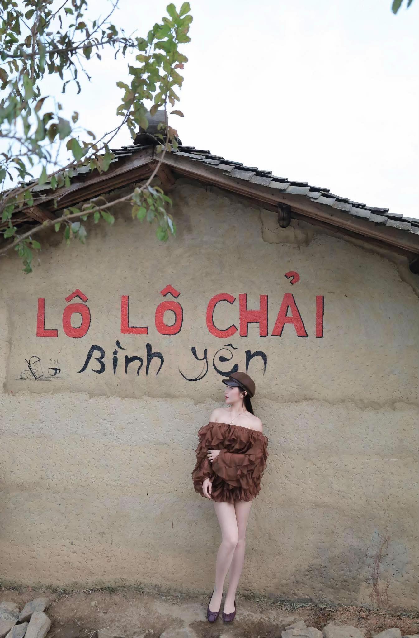 Khách du lịch check-in làng Lô Lô Chải Hà Giang cùng HT Travel