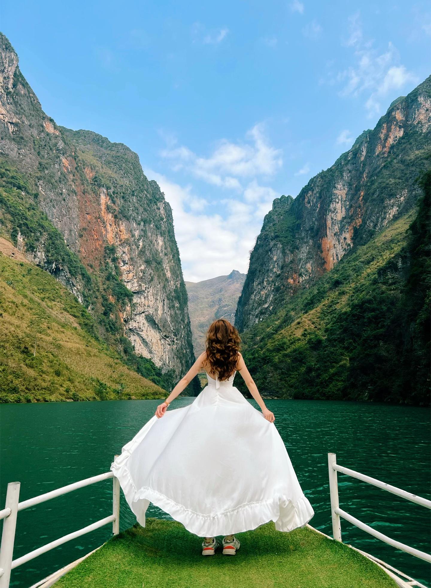 trải nghiệm đi thuyền view triệu đô hướng ra hẻm tu sản sông nho quế hà giang