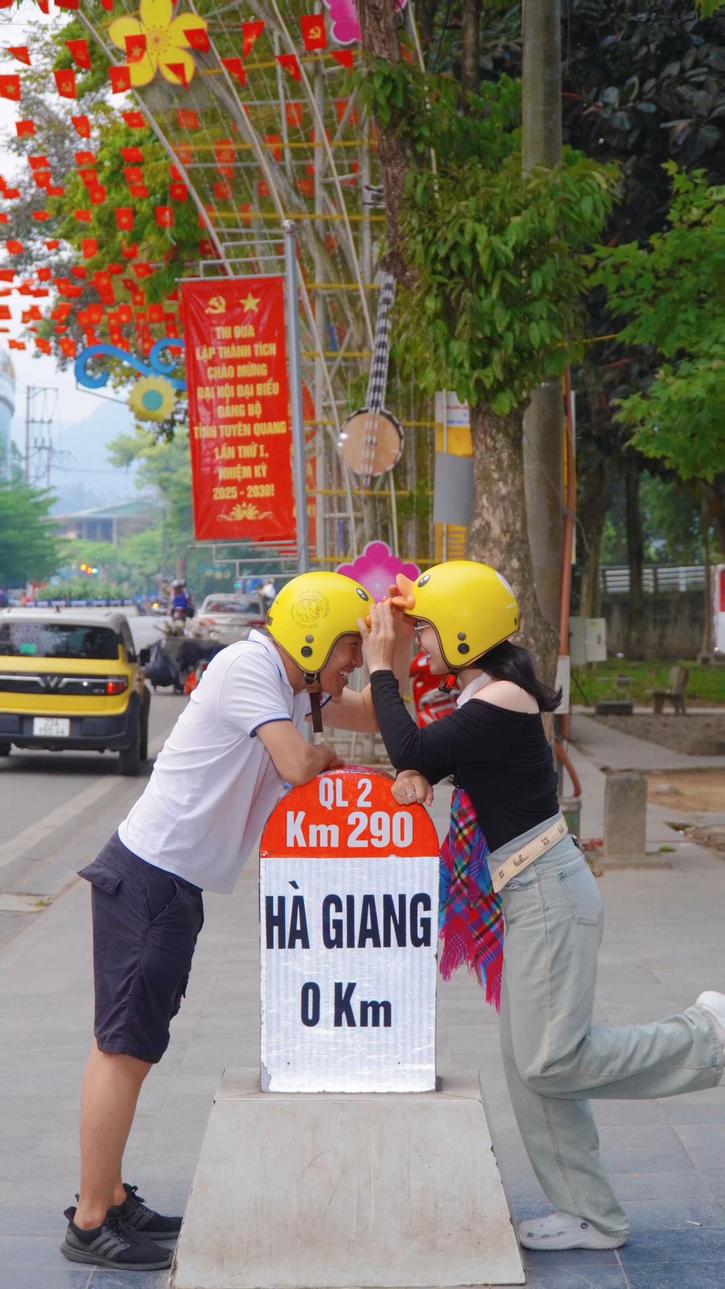 khách du lịch check-in km0 hà giang cùng HT TRAVEL